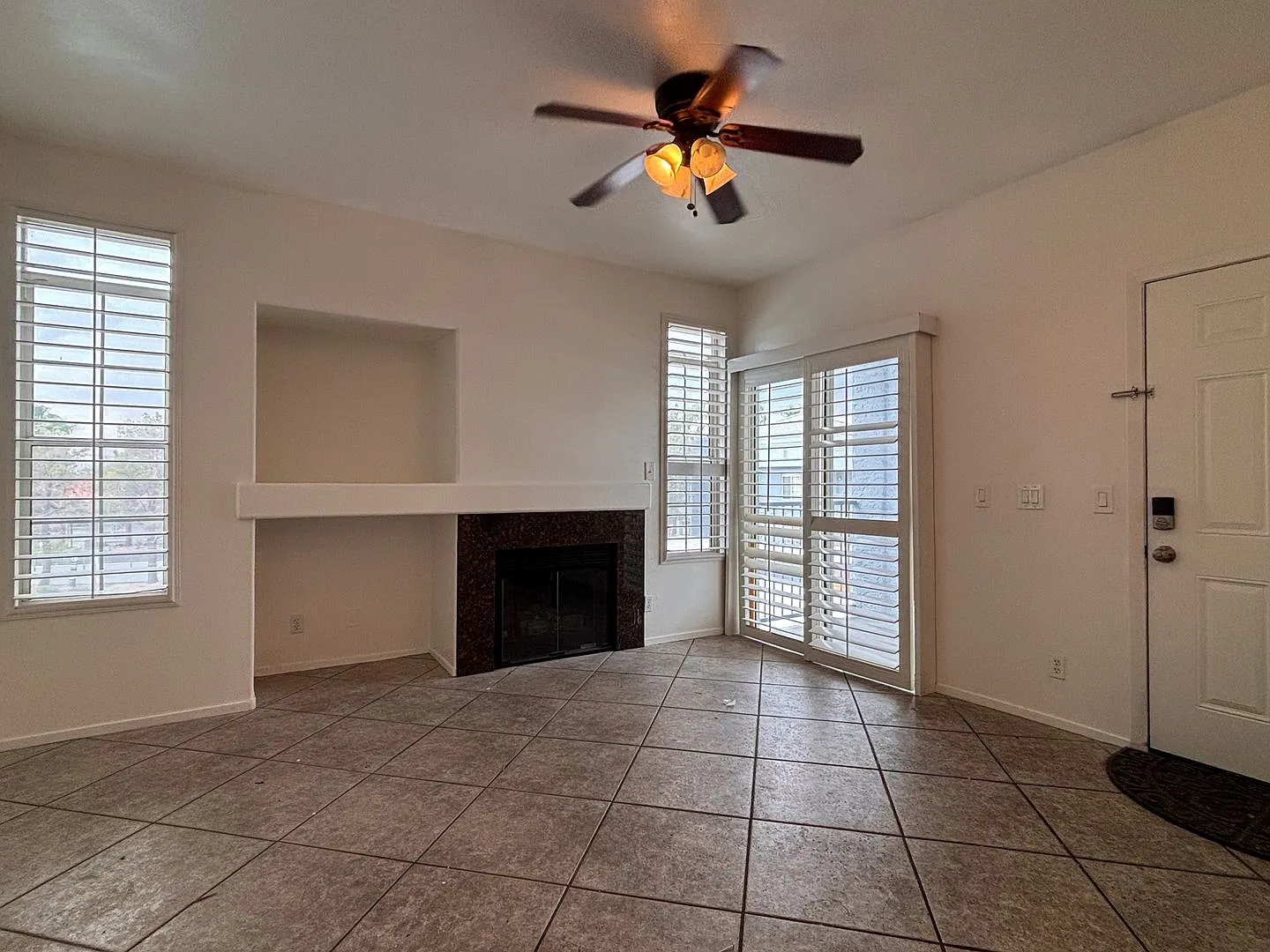 Beautiful 2-bedroom, 2-bathroom second-floor corner condo in Green Valley near The District. — Photo 2