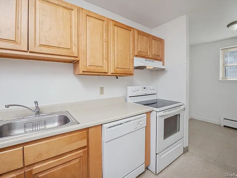501 Maplewood Gdns — Photo 7