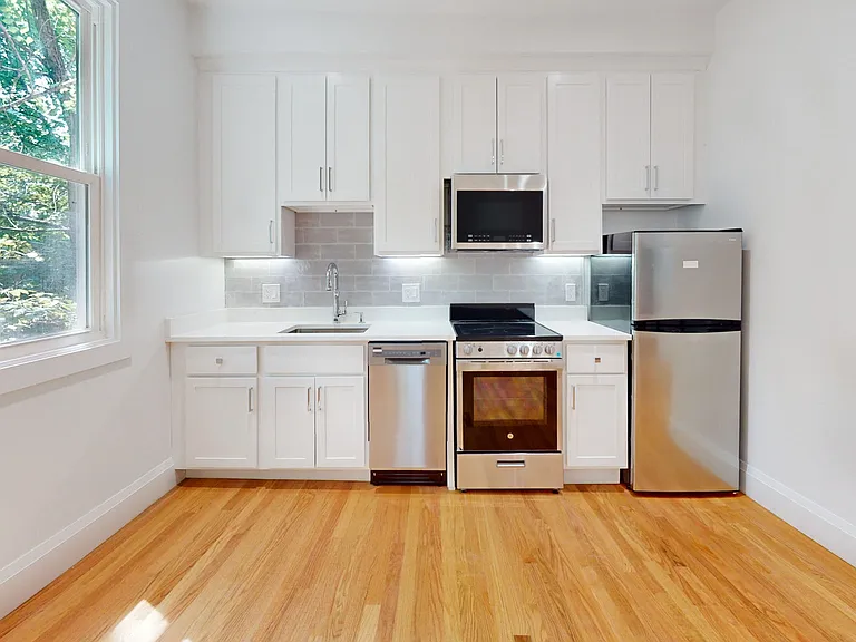 21 Regent Cir #3 — Photo 4