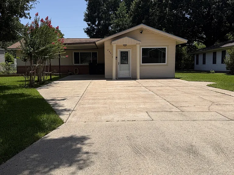 2807 W Chicago Ave — Photo 1