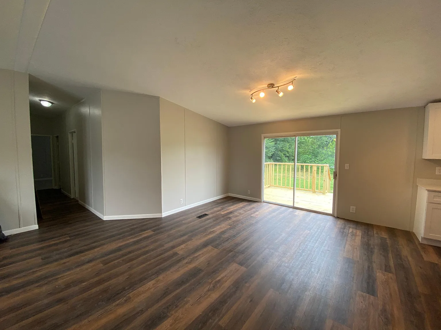 5 bed, 2176 sqft, $2,505 — Photo 3