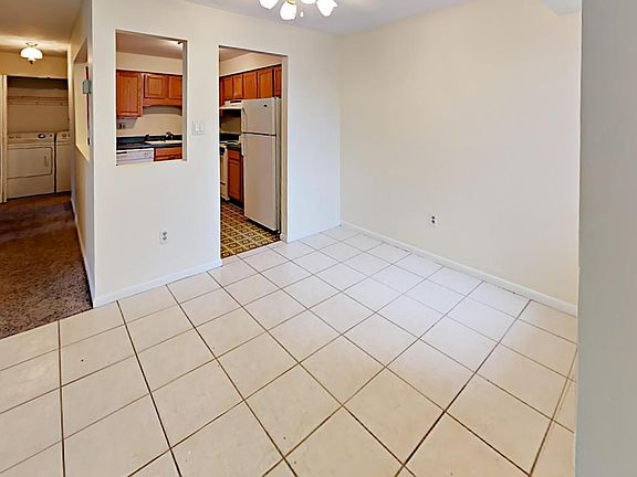 5th image of 18 Newport Ct