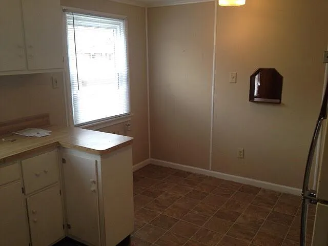 2618 E 8th St — Photo 10