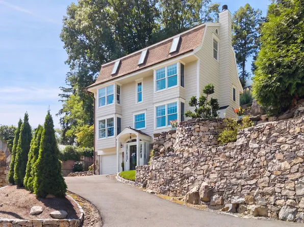 316 Valley Rd, Cos Cob, CT 06807