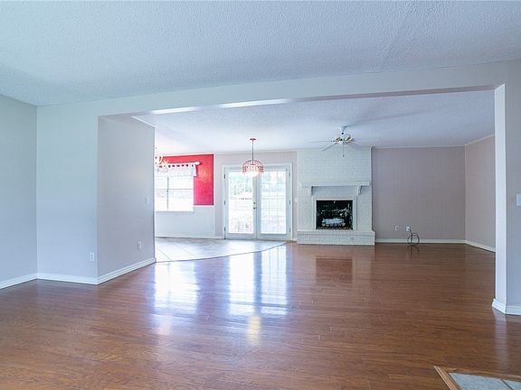 4th image of 405 Janet St