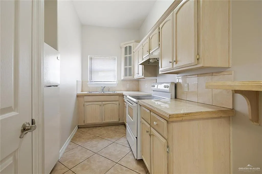 3 bed, 2.0 bath, 1300 sqft, $1,095 — Photo 4