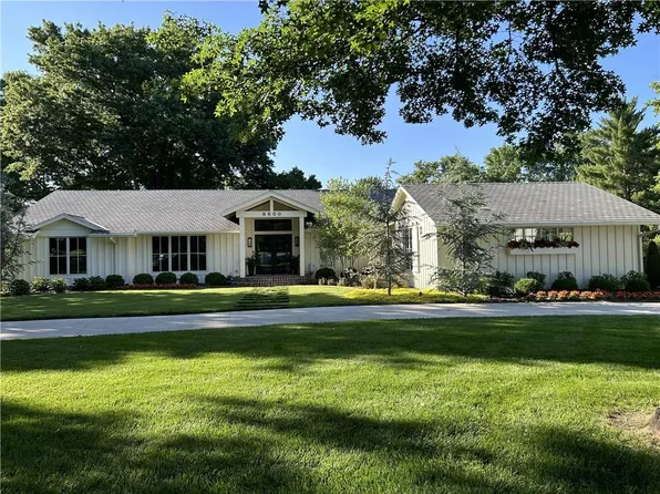 8600 Reinhardt Ln, Leawood, KS 66206