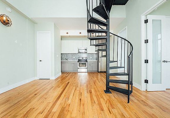 3rd image of 319 Melrose St APT 4R