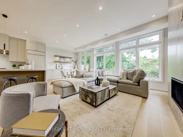 102 Parklea Dr, Toronto, ON M4G 2J8