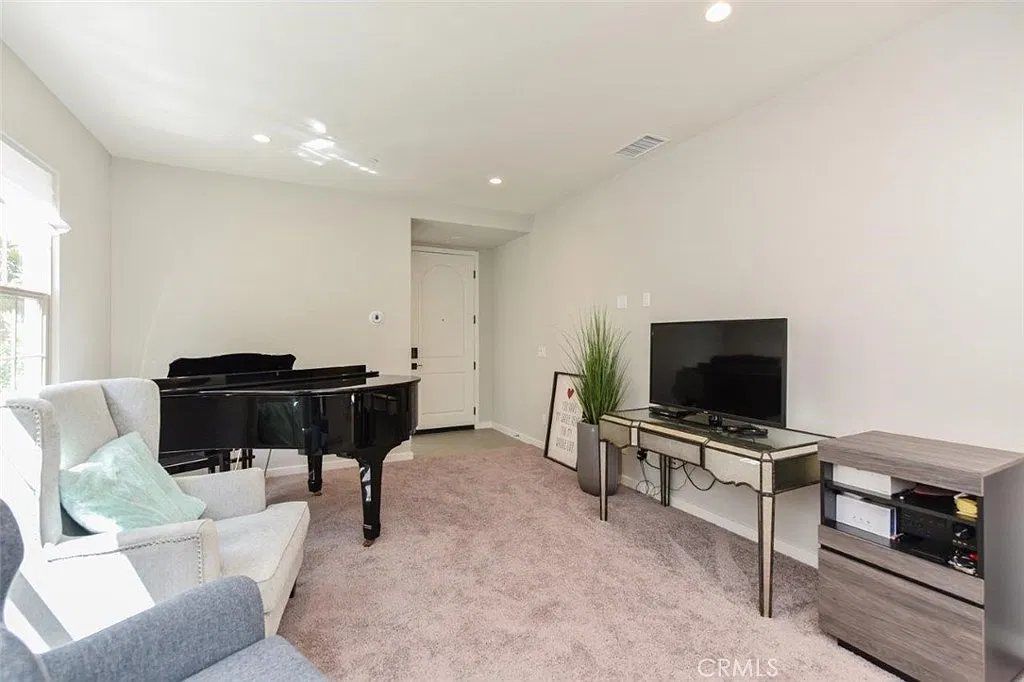 3 bed, 2.5 bath, 1460 sqft, $4,380 — Photo 4