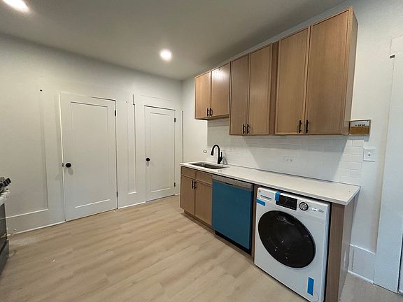 4th image of 2301 N Leavitt St #1RF
