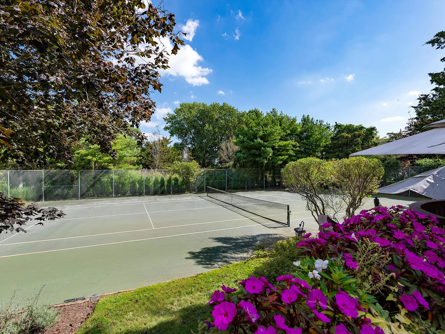 Tennis, Pool and HotTub in WHB Estate District — Photo 3