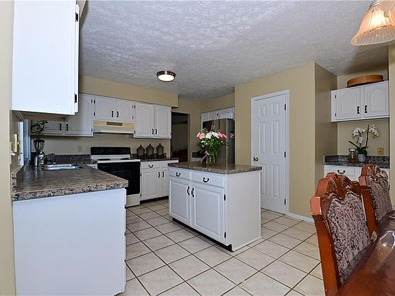 5th image of 18228 Wellington Ct