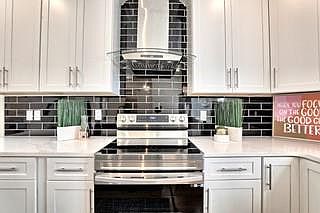 3rd image of 825 Beryl St SW