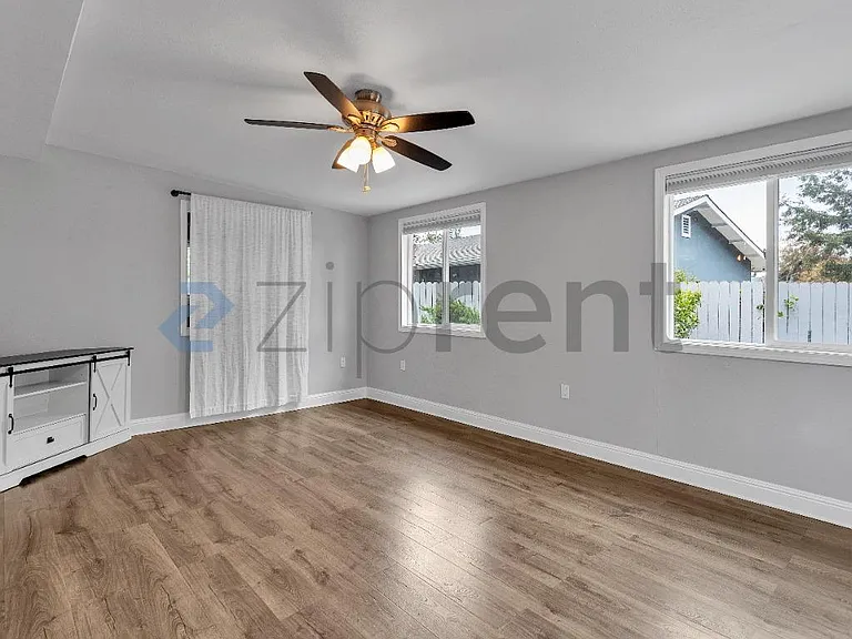 717 Pebble Dr — Photo 5