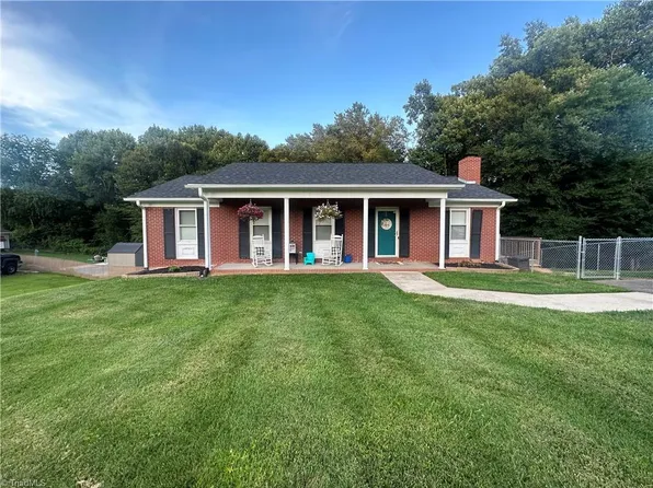136 Wagoner Dr, Mount Airy, NC 27030