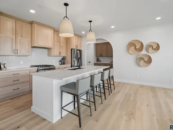 1127 E Thompson Pl, Tea, SD 57064