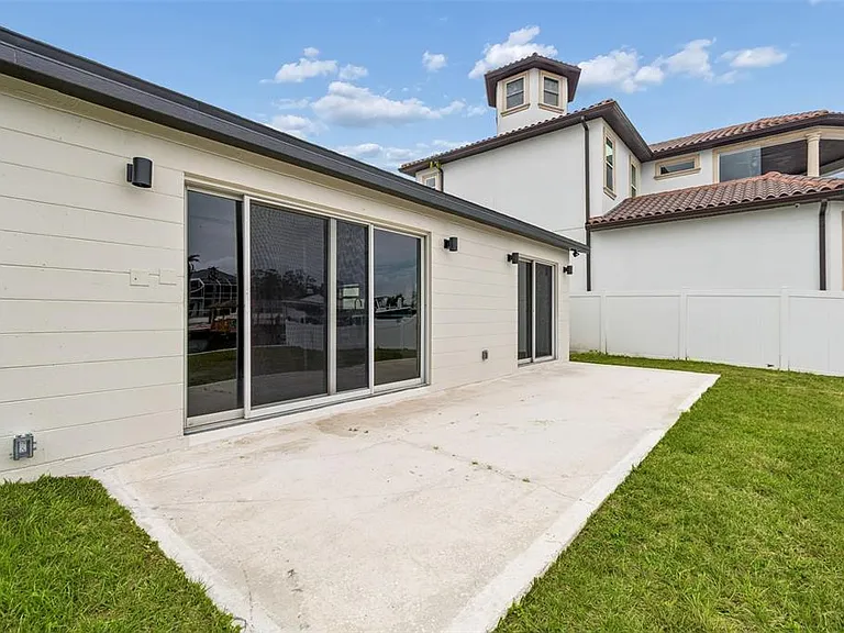 3921 Versailles Dr — Photo 28