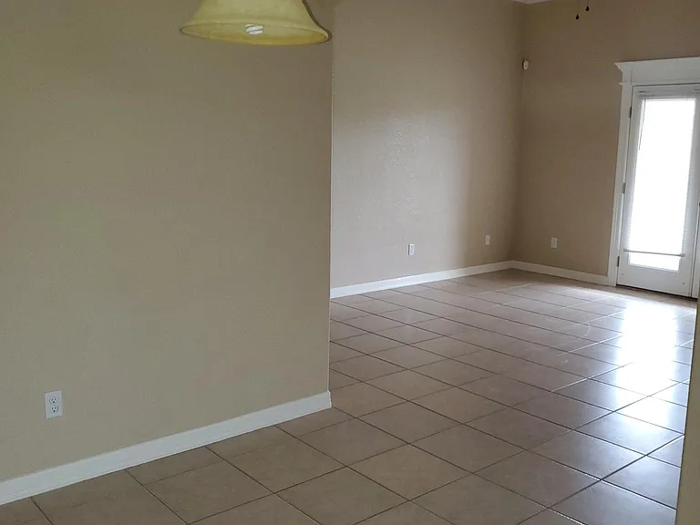 2108 Treasure Oaks Dr — Photo 7