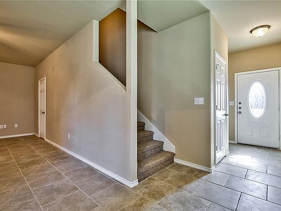 4th image of 702 E College Ave