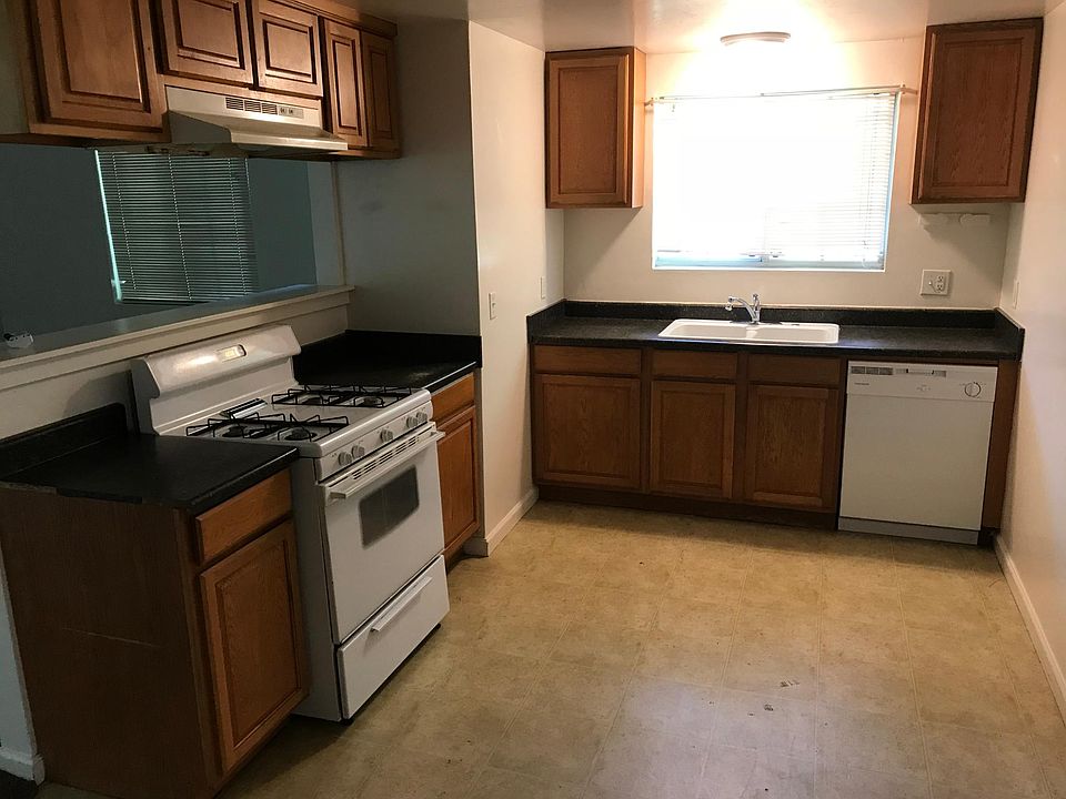 2nd image of 800 Lilac St