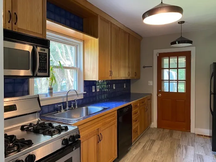 3 bed, 1.0 bath, 1200 sqft, $2,250 — Photo 2
