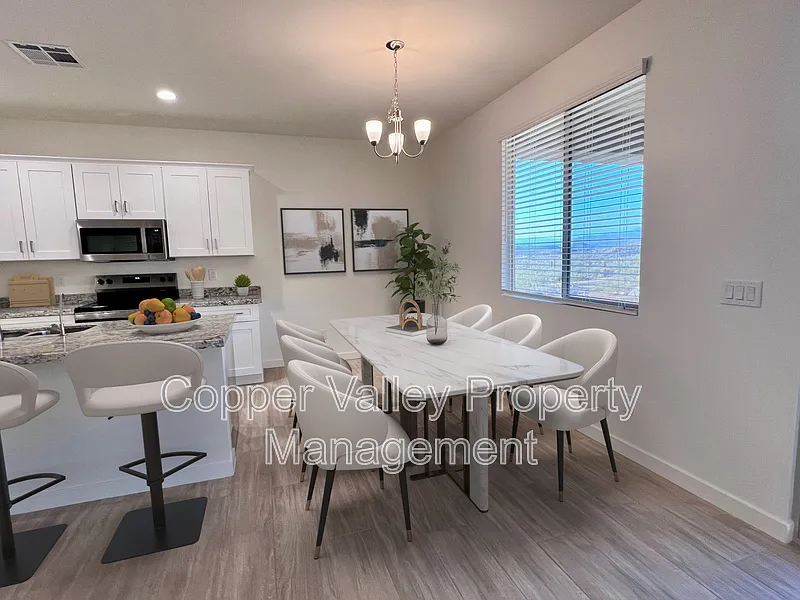 4 bed, 2.0 bath, 1887 sqft, $3,100 — Photo 3