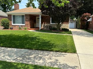 2312 Allard Ave, Grosse Pointe Woods, MI 48236