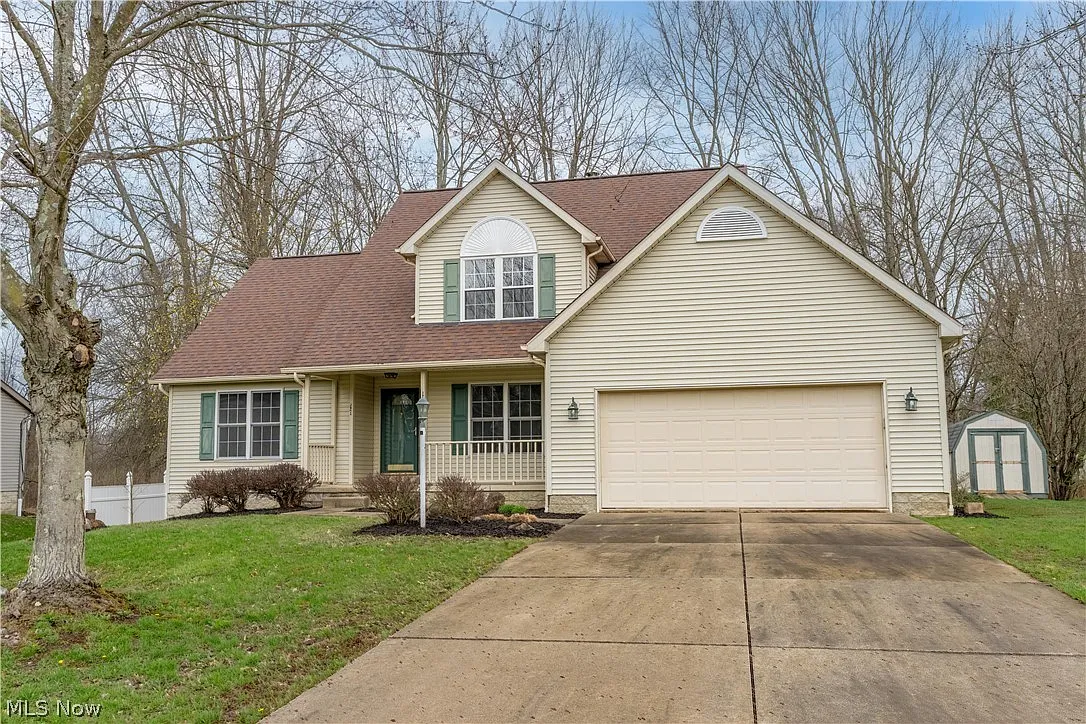 2041 Old Elm St NE photo 1