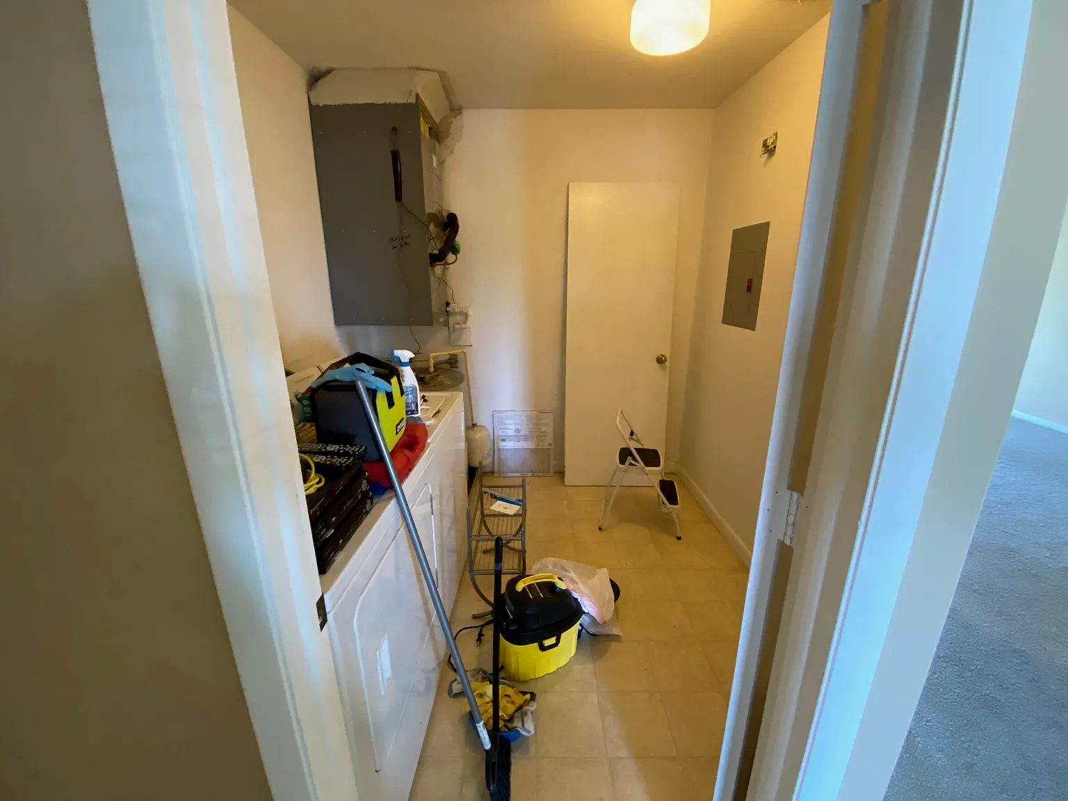 1302 Derbyshire Ct — Photo 2