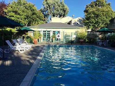 Live Oak Apartments — Photo 102