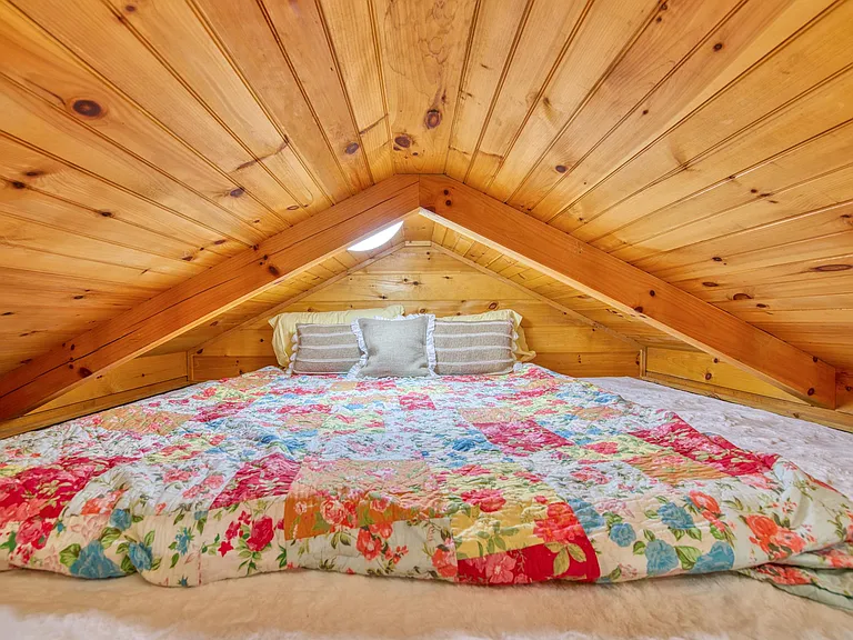 Loft with king sized sleeping pad