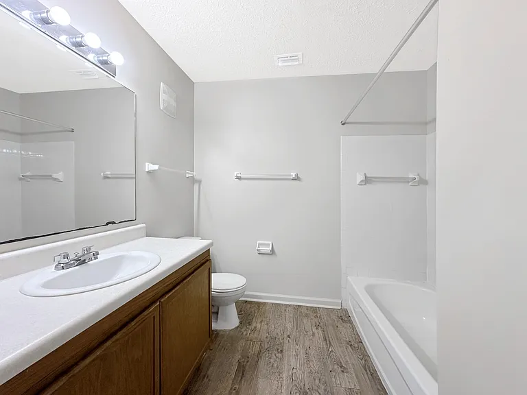 Alison Pointe Apartments — Photo 44
