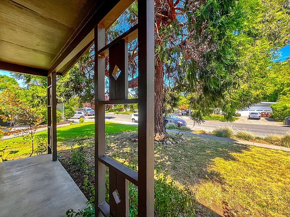 3rd image of 3039 Linda Vista Ave
