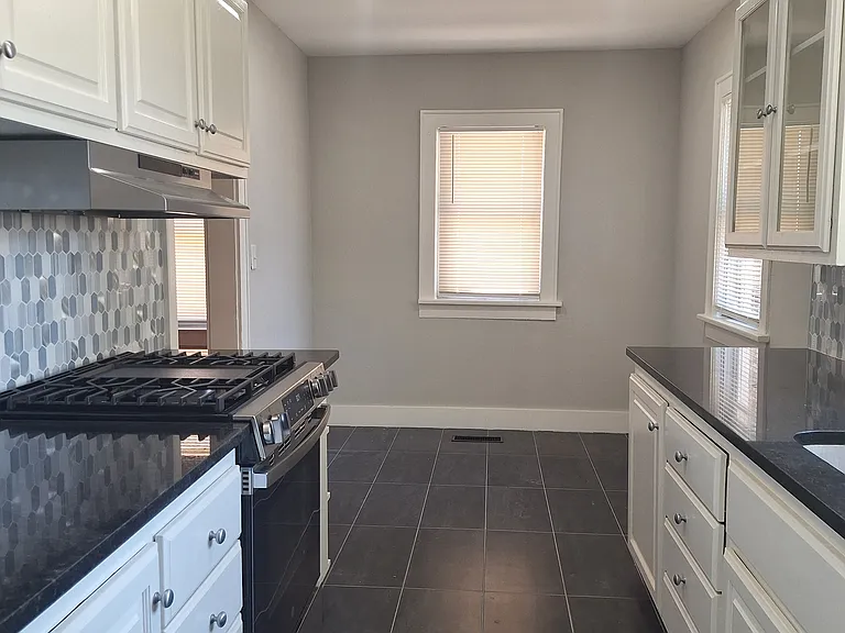 2907 NW 16th St — Photo 8