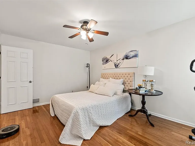 42160 Woodward Ave #18 — Photo 15