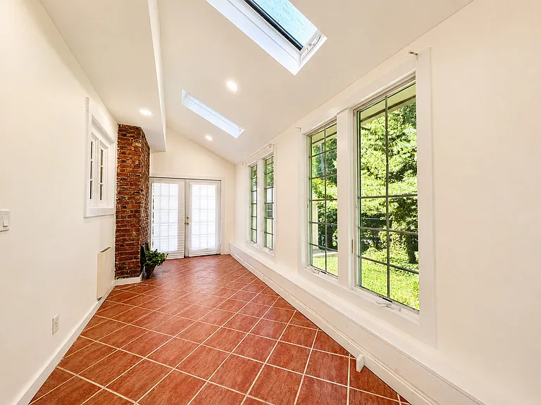 1 Edgehill Rd — Photo 3