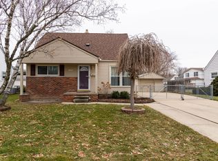 6833 Harrison St, Garden City, MI 48135