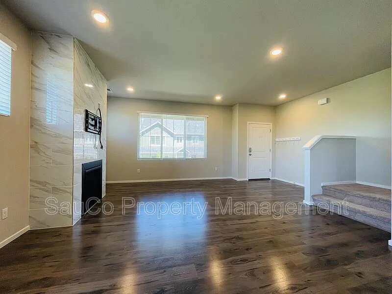 3 bed, 2.5 bath, 1931 sqft, $2,700 — Photo 4