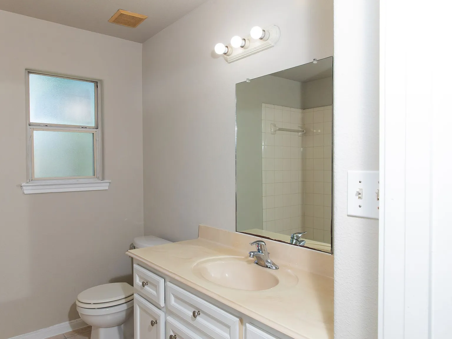 Duplex For Lease — Photo 4