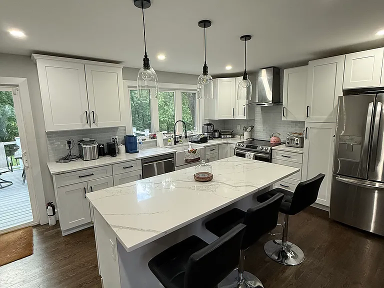 400 S Meadow Rd — Photo 2