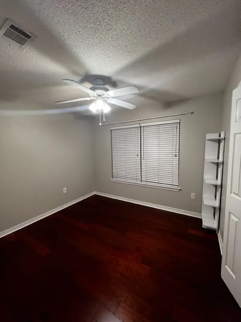 359 Canterbury Cir — Photo 4