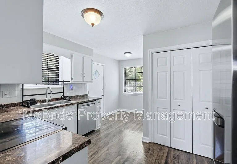 4409 Roxbury Dr — Photo 8