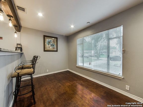 5th image of 226 Edgebrook Ln