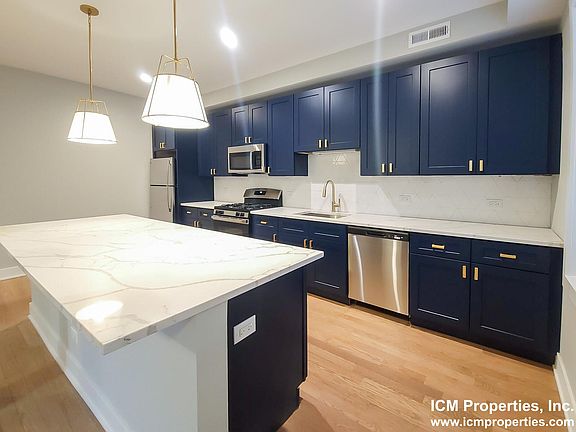 3rd image of 2036 W Montrose Ave #3N