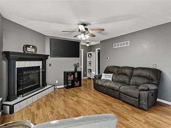 2nd image of 800 E 14th St