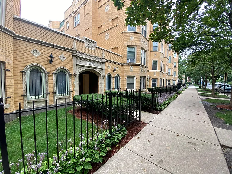 Central Park Apartments — Photo 6