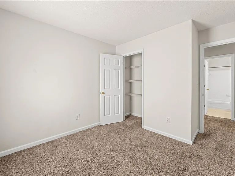 2704 Regent Walk Dr — Photo 32