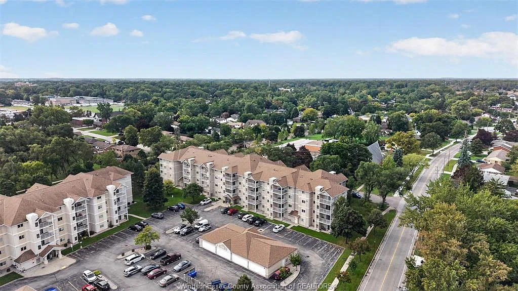 Yorktown Condominiums — Photo 3