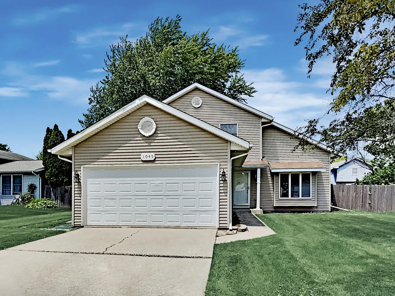 1045 Karen Dr photo 1